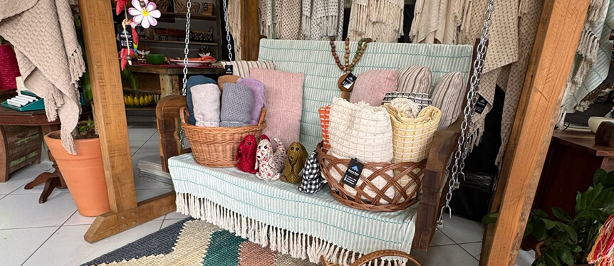 Sofá com travesseiros