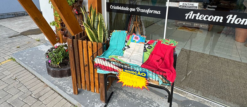 Cesto com vários panos decorativos