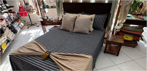 Cama de casal com jogo preto e marrom